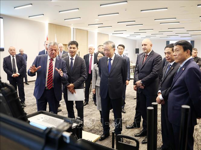 Tổng Bí thư Tô Lâm thăm Công ty công nghiệp quốc phòng Samel-90 của Bulgaria